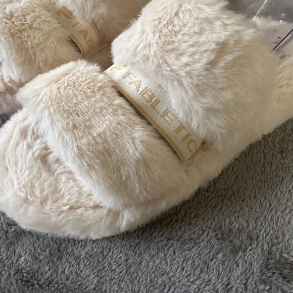 Fabletics Snug Strap Slilppers Fuzzy Cream Women's size 8 - Picture 5 of 5
